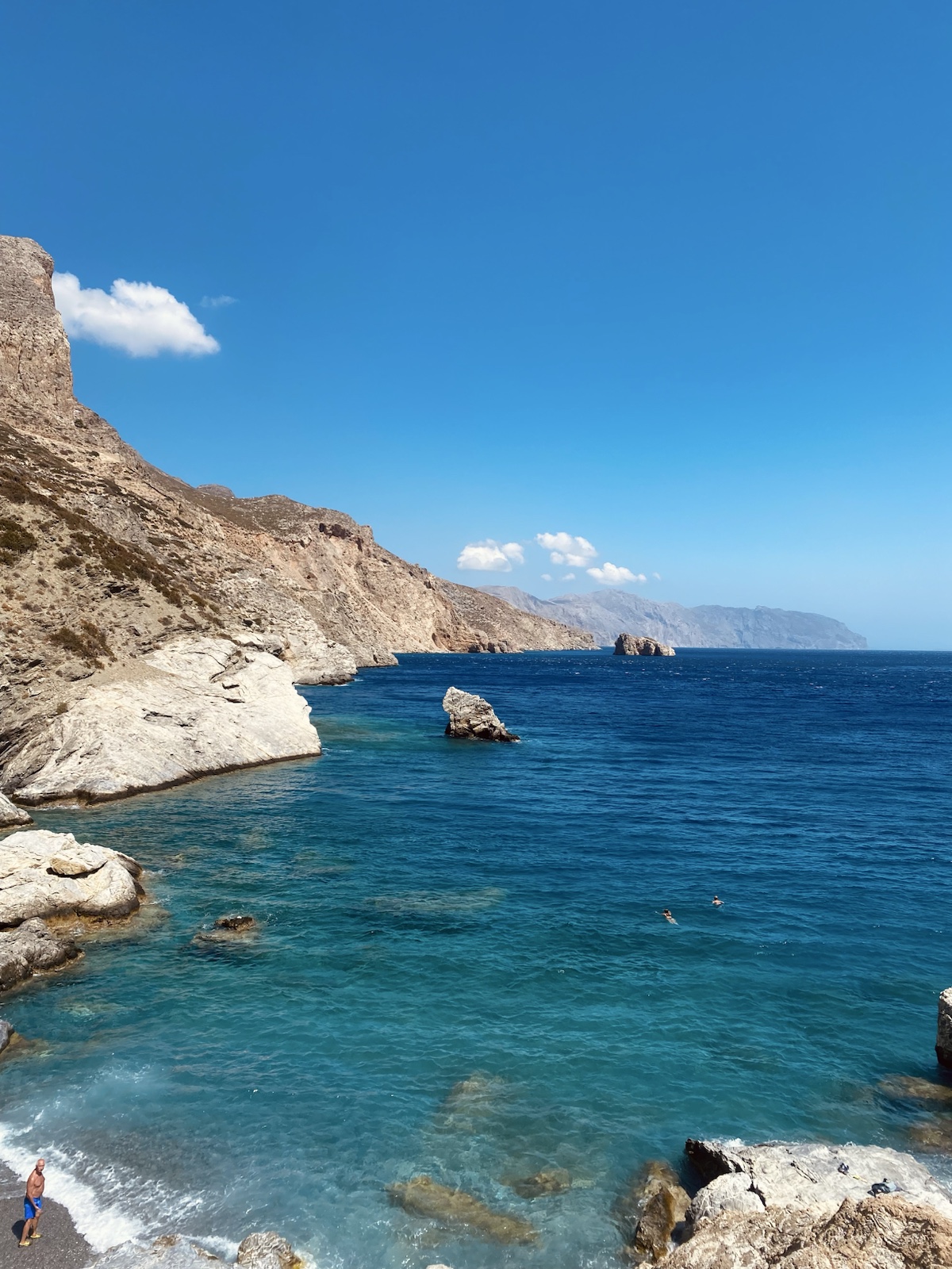 Felsige Bucht mit klarem Wasser auf Amorgos